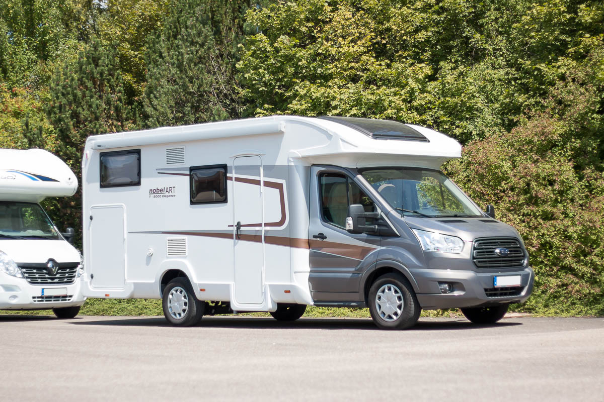 Außenansicht eines Wohnmobils zur Miete bei Magia Wohnmobile in Rheinmünster – NobelArt T-500