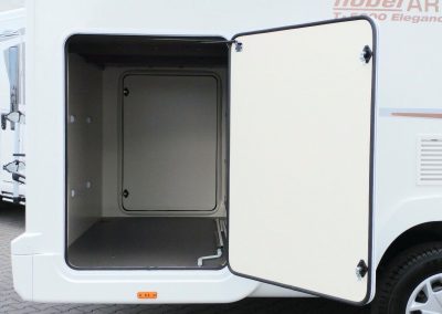 Außenansicht eines Wohnmobils zur Miete bei Magia Wohnmobile in Rheinmünster – Heckgarage