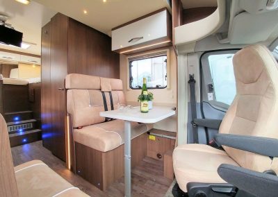 Innenraum eines Wohnmobils zur Miete bei Magia Wohnmobile in Rheinmünster – Wohnbereich und Fahrersitz