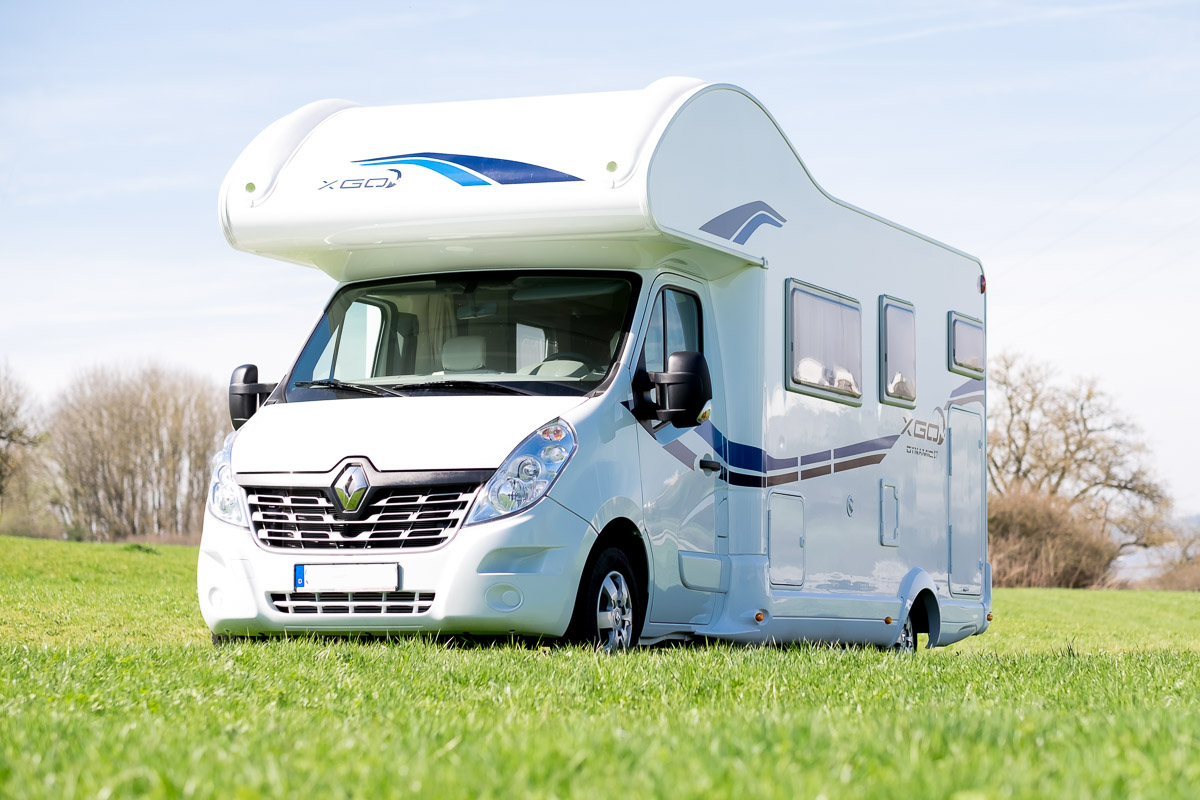Außenansicht eines Wohnmobils zur Miete bei Magia Wohnmobile in Rheinmünster – XGO Dynamic 27 auf einer grünen Wiese