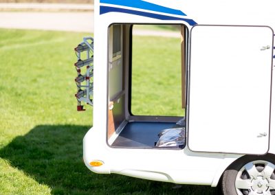 Außenansicht eines Wohnmobils zur Miete bei Magia Wohnmobile in Rheinmünster – Heckgarage