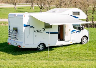 Außenansicht eines Wohnmobils zur Miete bei Magia Wohnmobile in Rheinmünster – XGO Dynamic 27 mit Markise