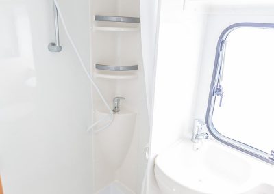 Innenansicht eines Wohnmobils zur Miete bei Magia Wohnmobile in Rheinmünster – Badezimmer mit Dusche